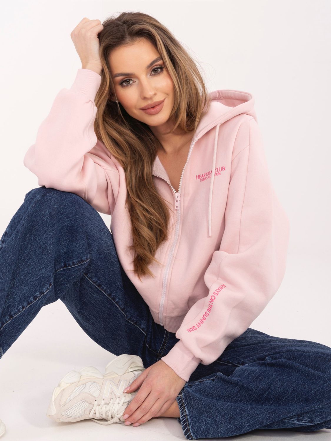 Krátká růžová mikina s kapucí a zipem