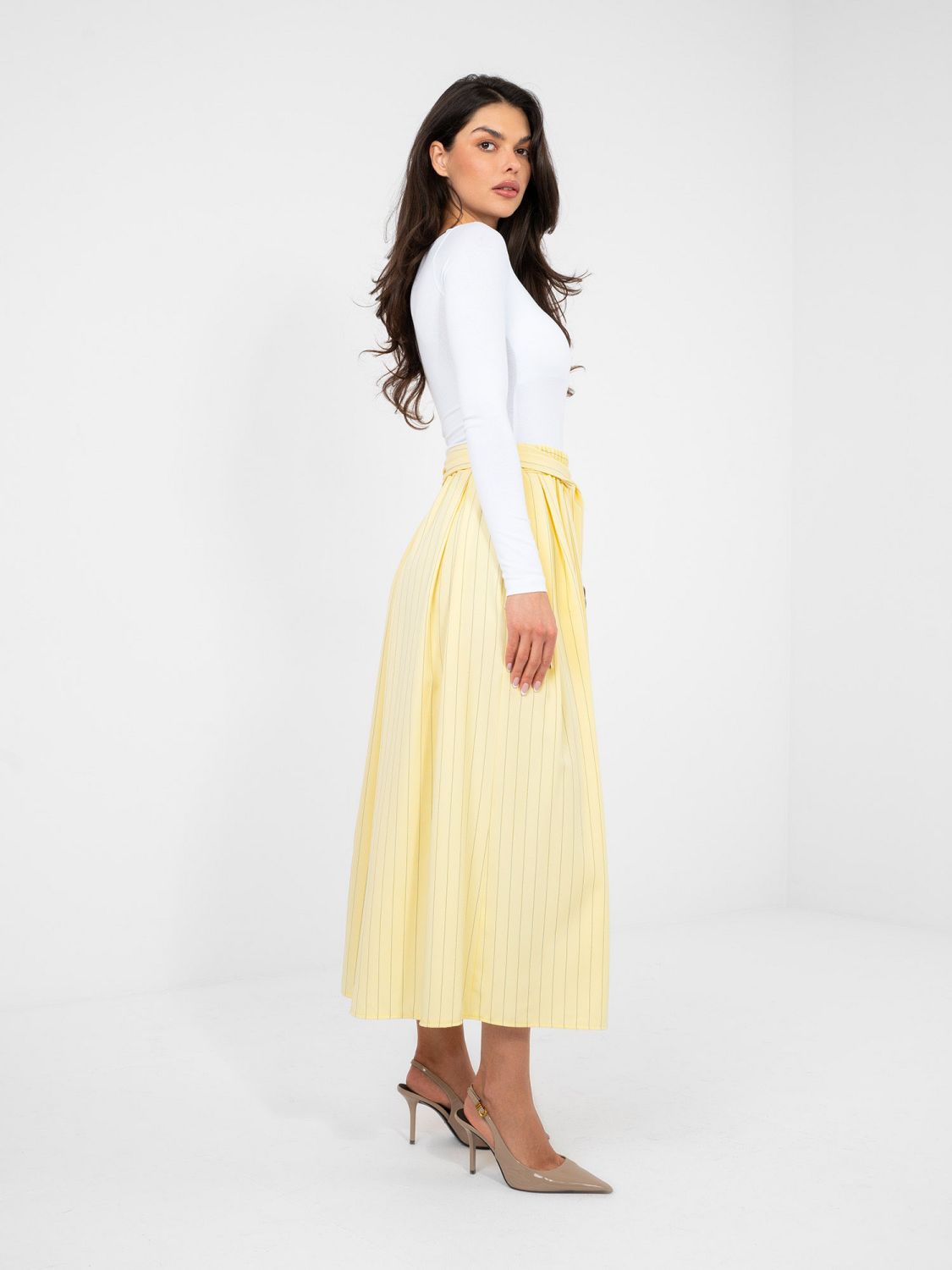 Žlutá elegantní midi sukně s proužky a páskem