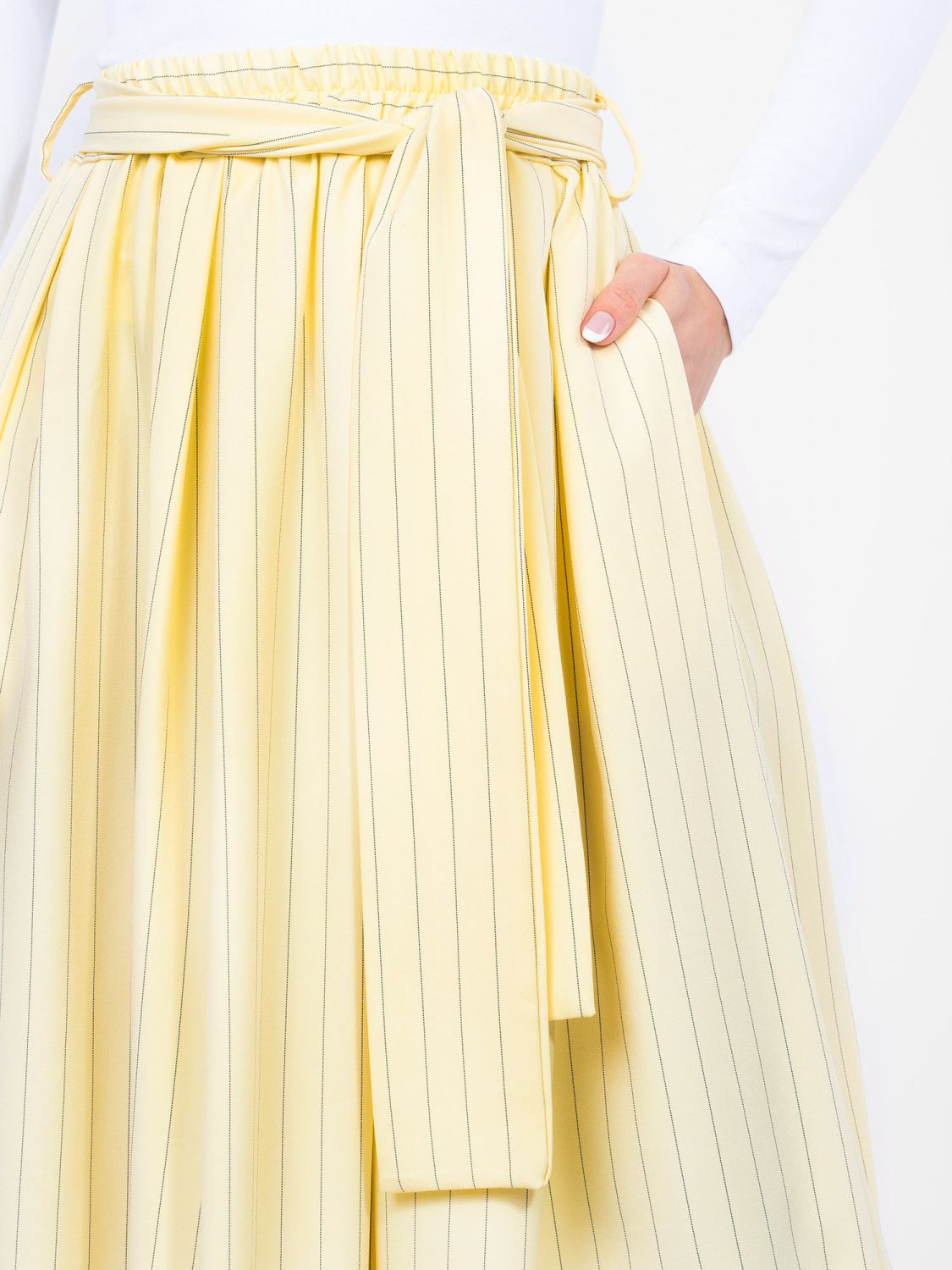 Žlutá elegantní midi sukně s proužky a páskem