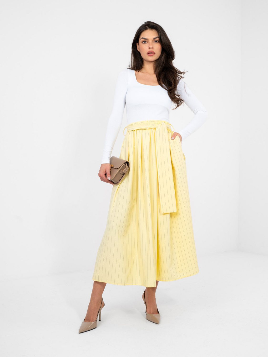 Žlutá elegantní midi sukně s proužky a páskem