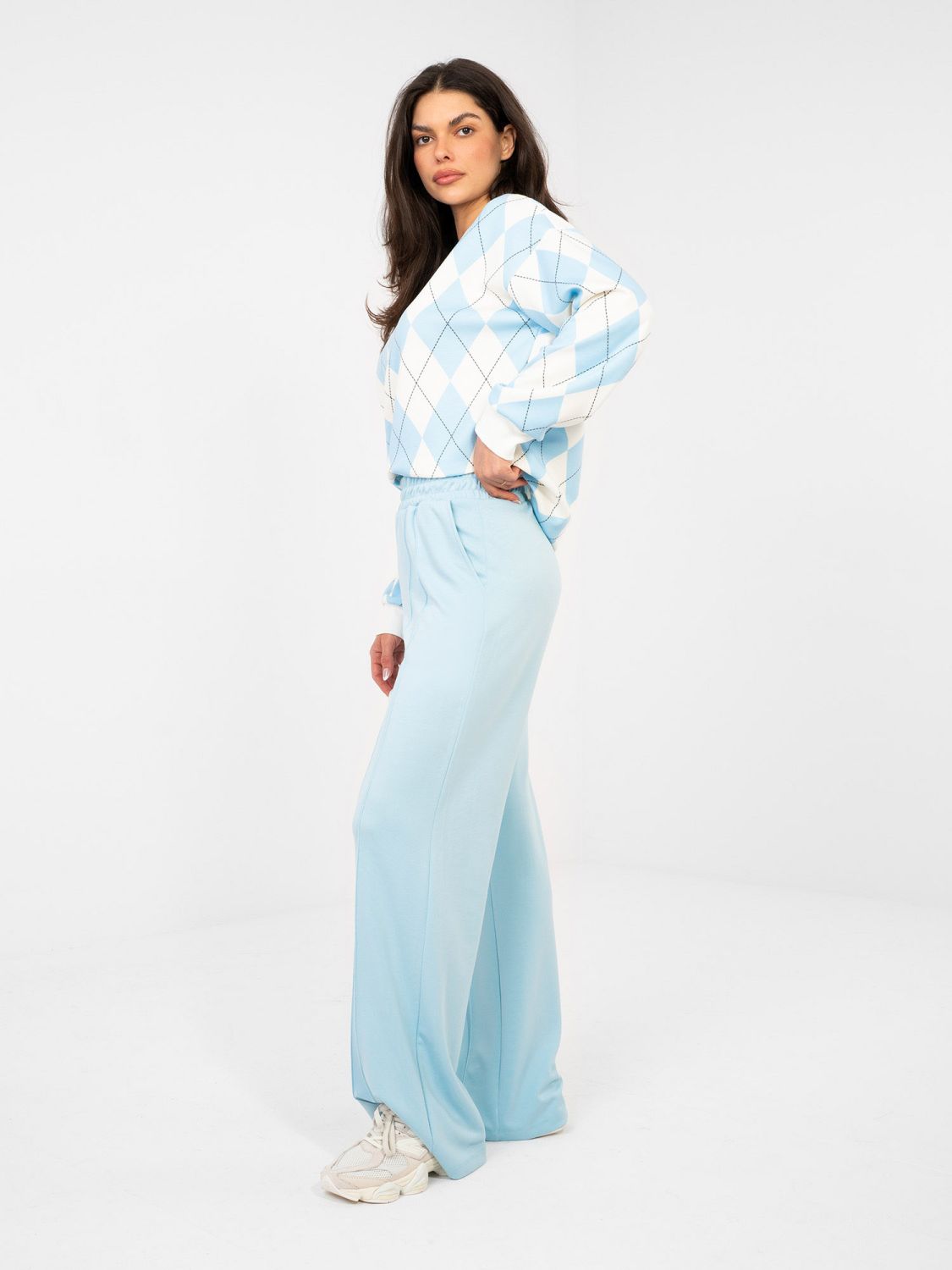Dámské široké teplákové kalhoty ve světle modré barvě