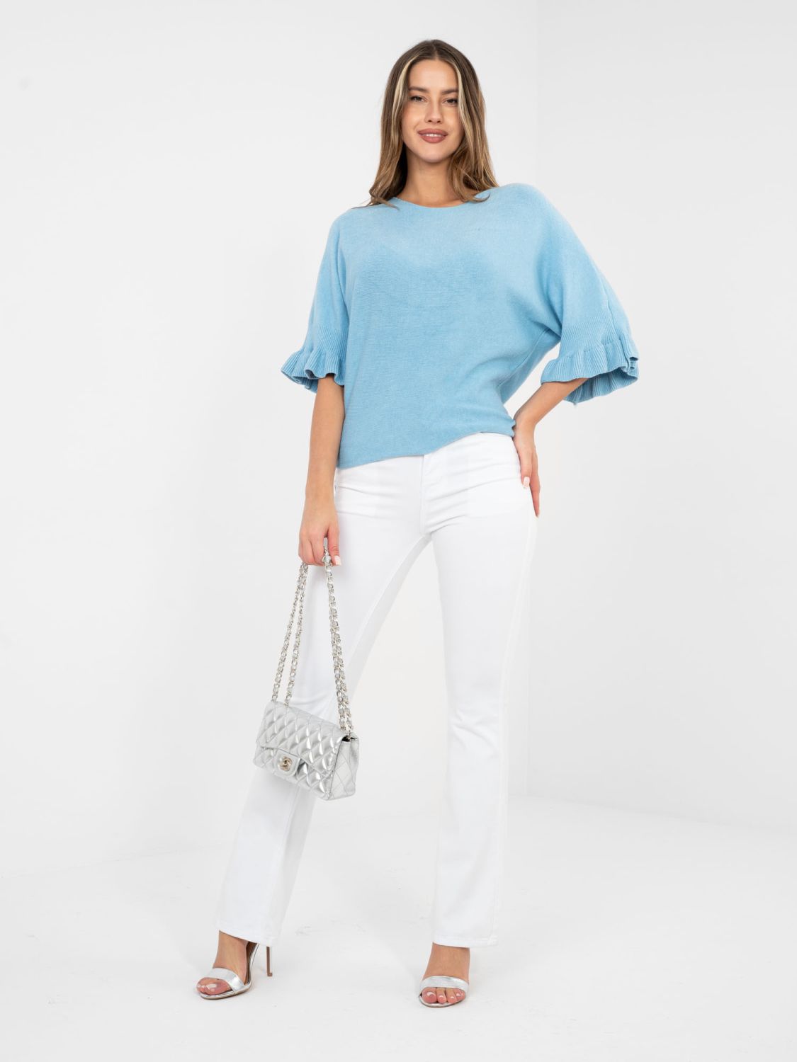 Elegantní modrý svetr s 3/4 rukávy a volánem