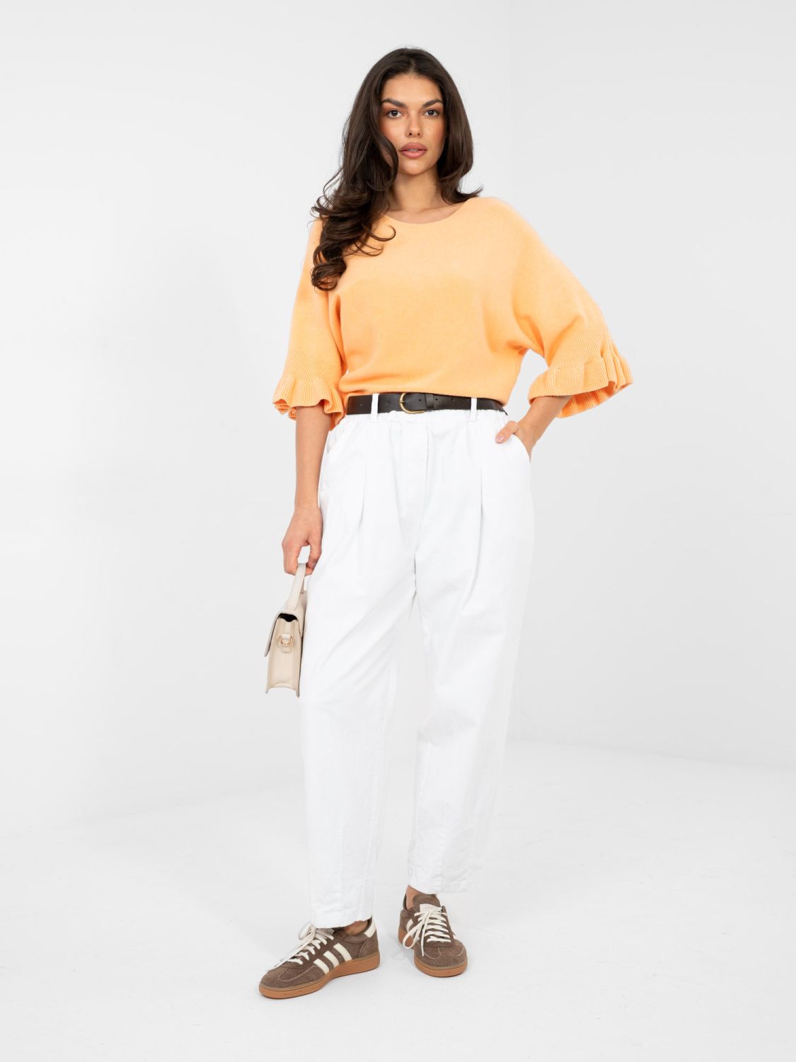 Elegantní oranžový svetr s 3/4 rukávy a volánem