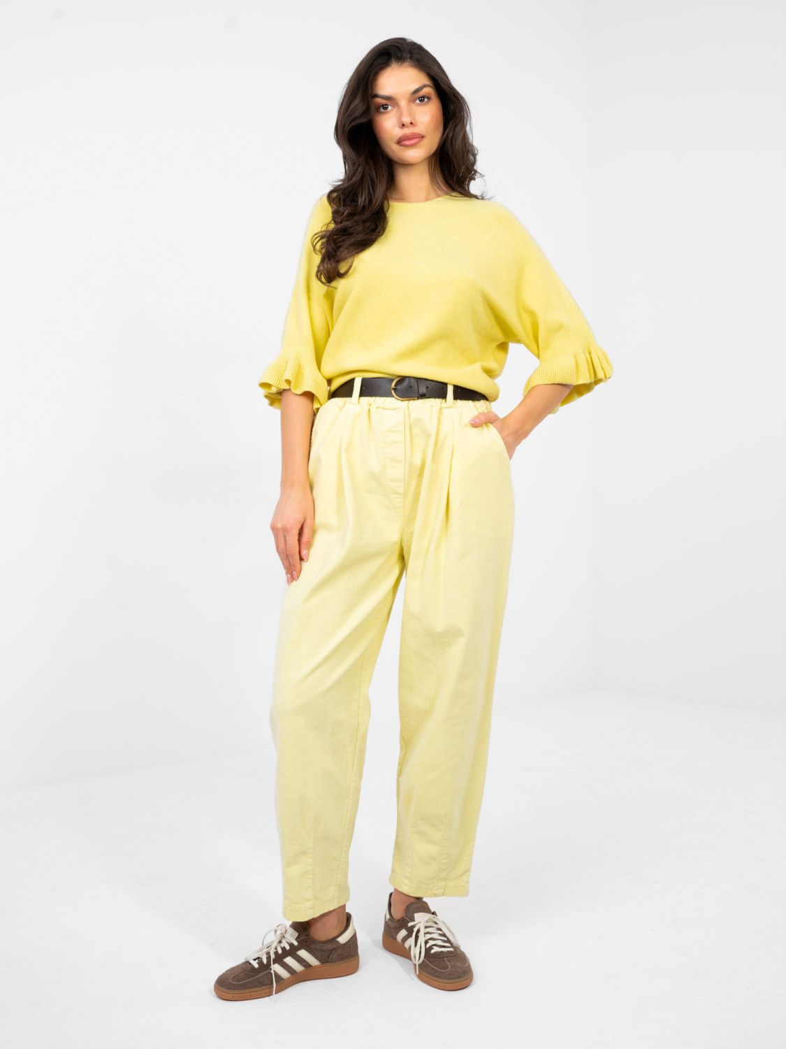 Elegantní žlutý svetr s 3/4 rukávy a volánem