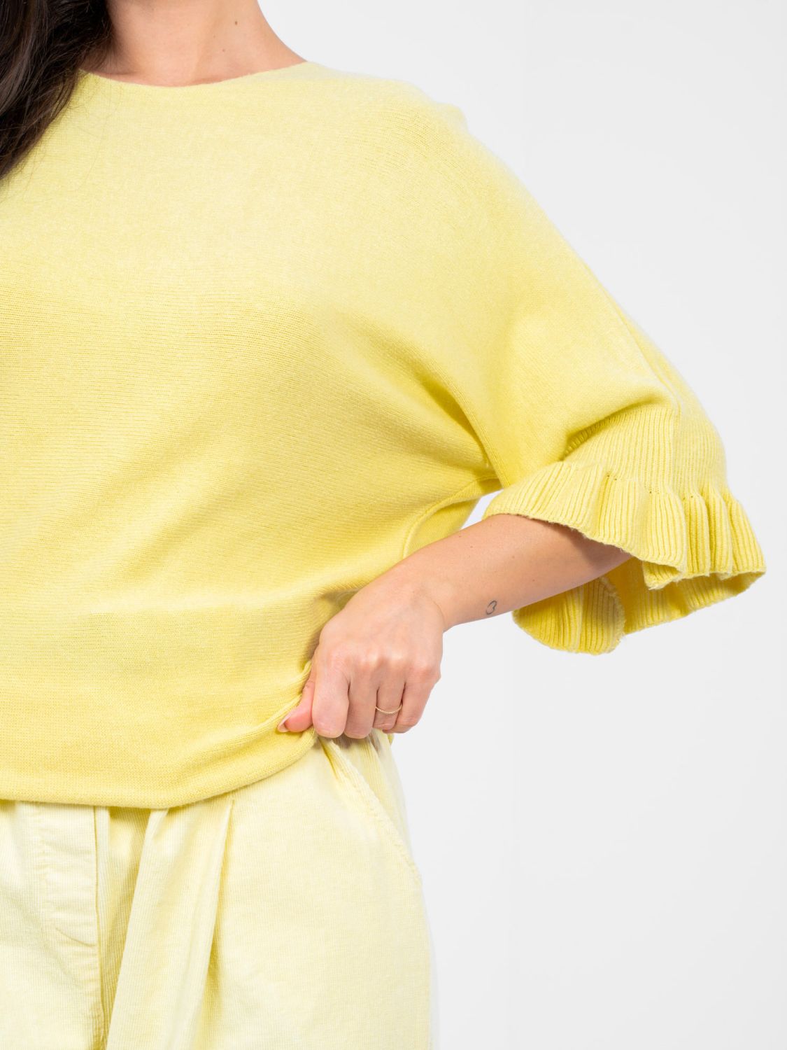 Elegantní žlutý svetr s 3/4 rukávy a volánem