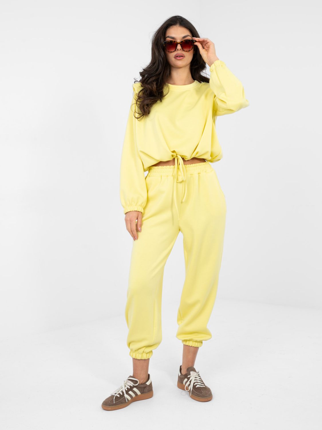 Dámská žlutá souprava s vázáním a vysokým pasem