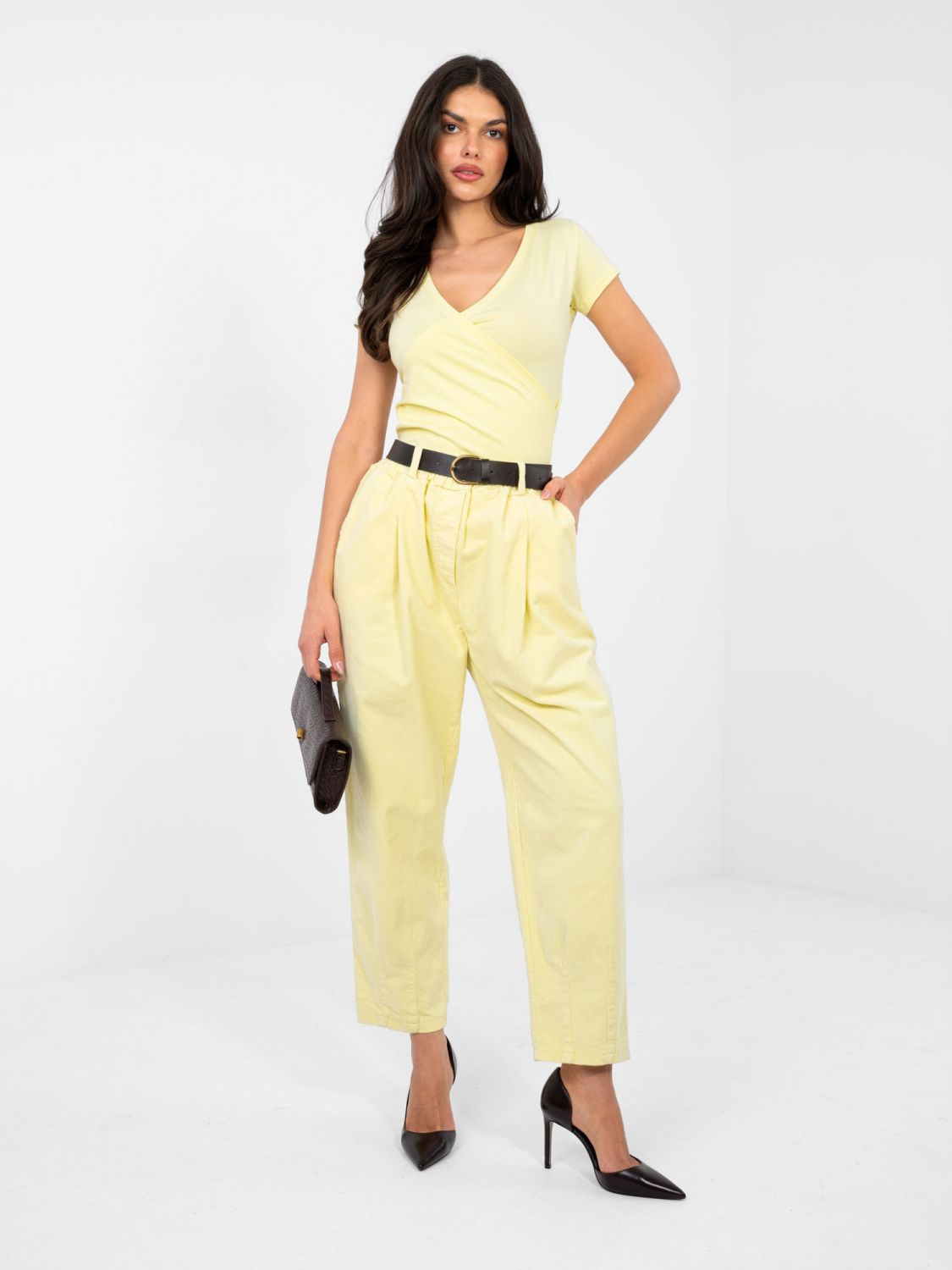 Světle žluté bavlněné tričko s překládaným výstřihem