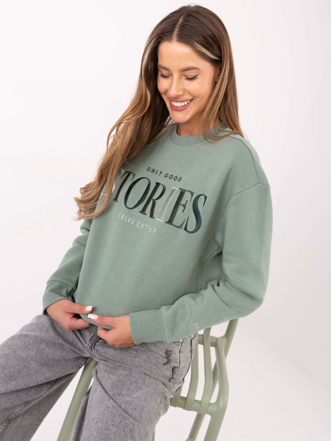 Pohodlná mikina s výšivkou v pistáciové barvě