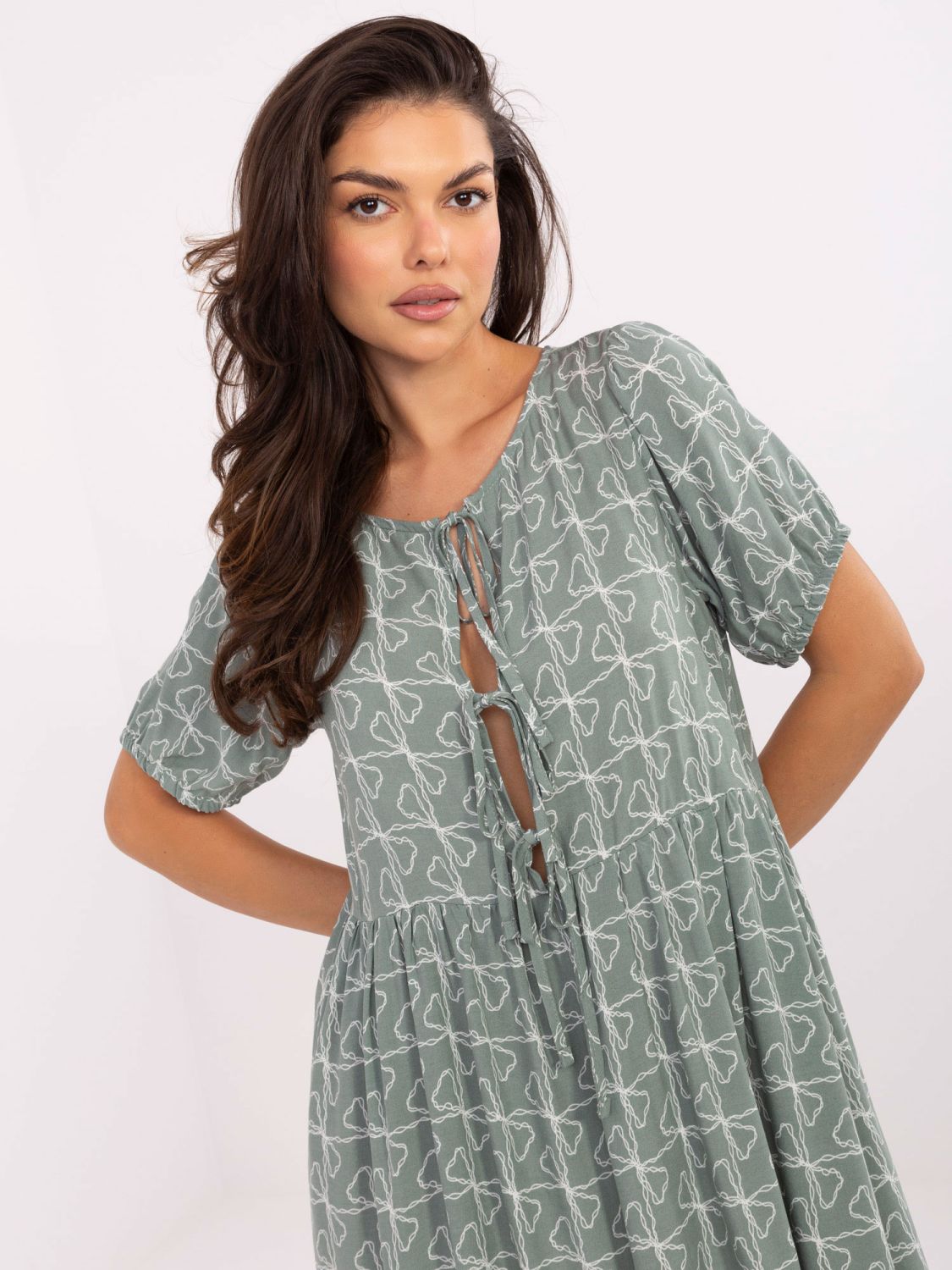 Pistáciově zelené vzorované šaty