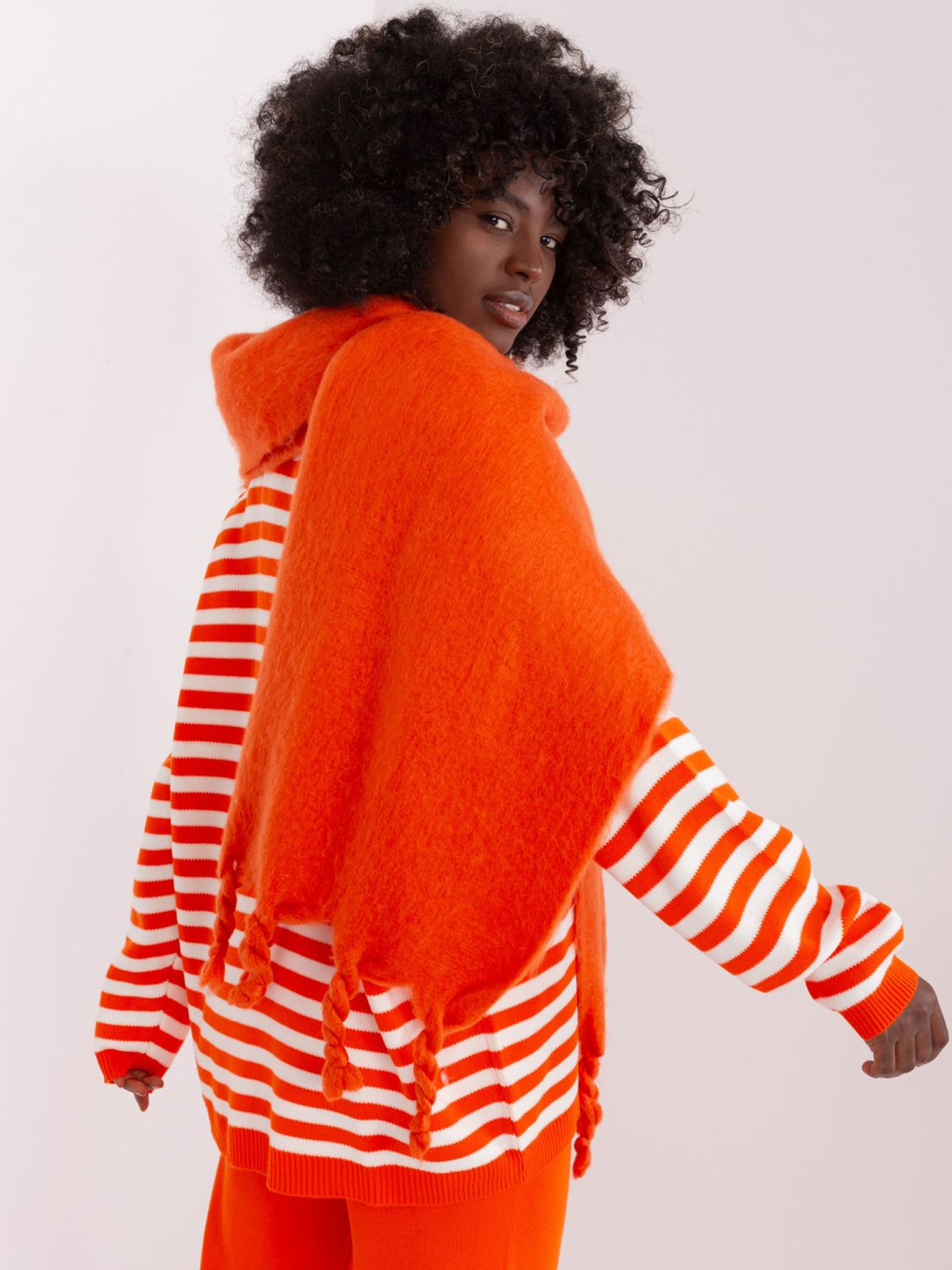 Elegantní oranžová šála