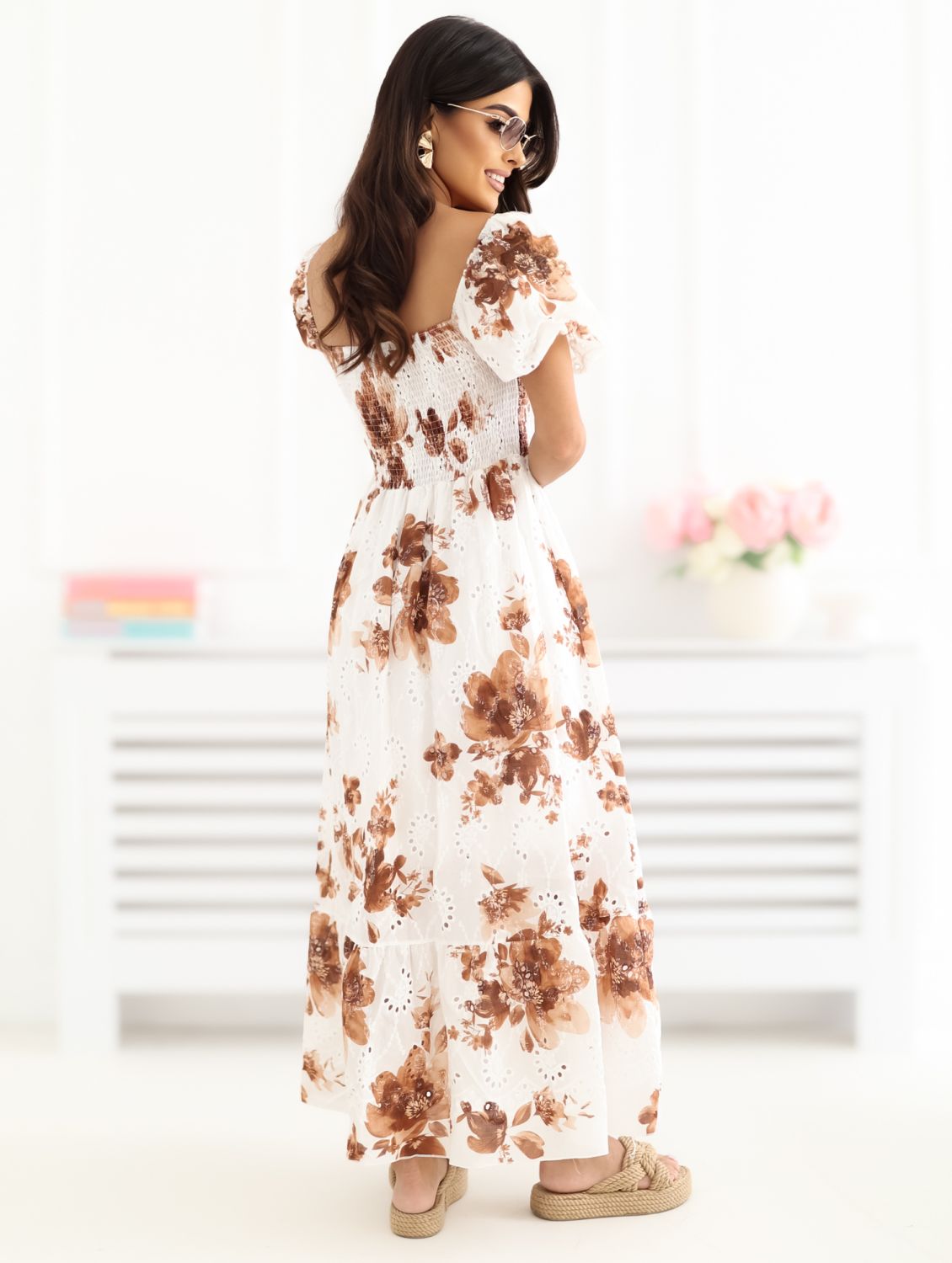 Hnědé midi šaty s květinovým vzorem