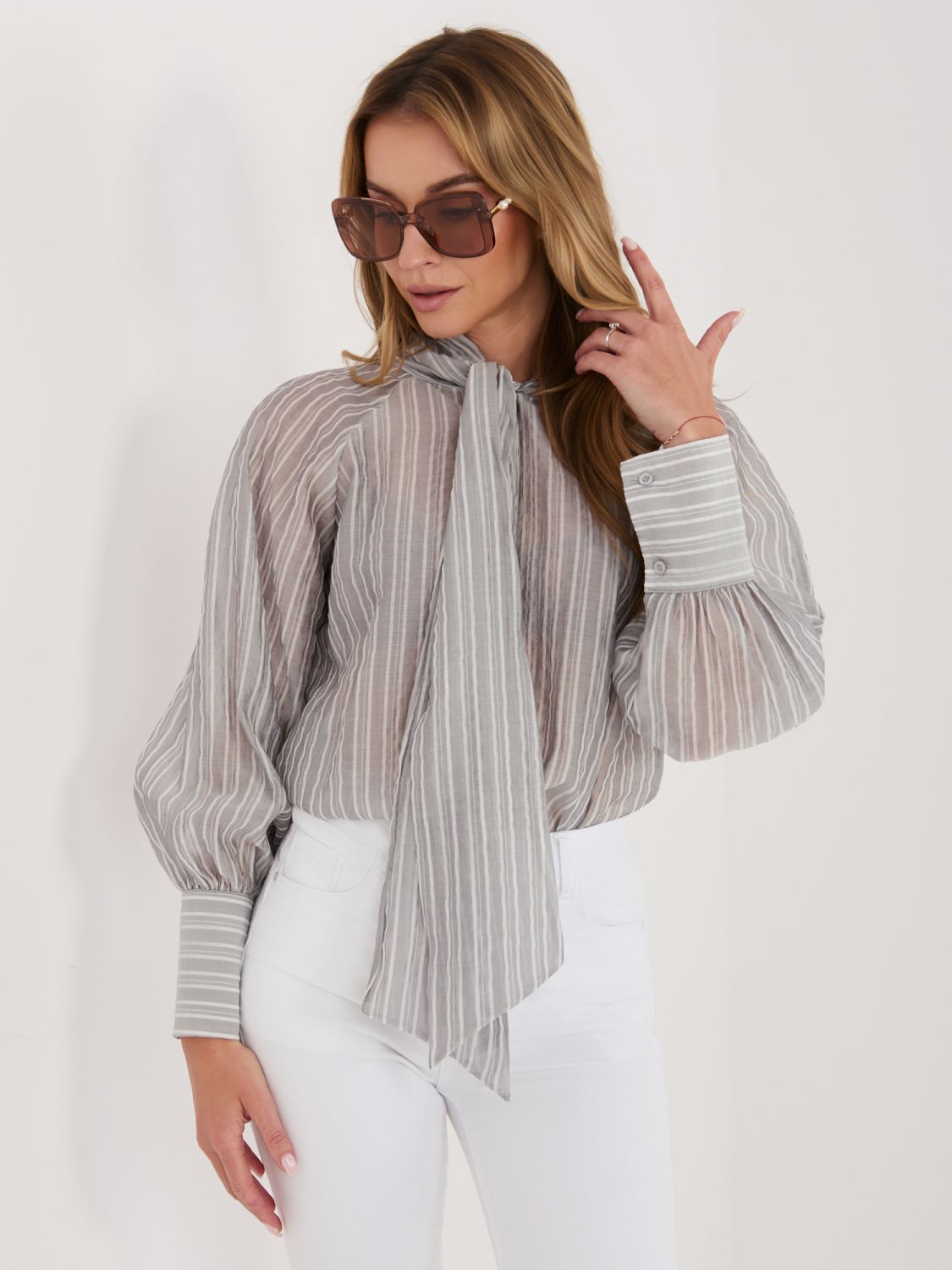 Šedá pruhovaná košile s vázáním a nabíranými rukávy