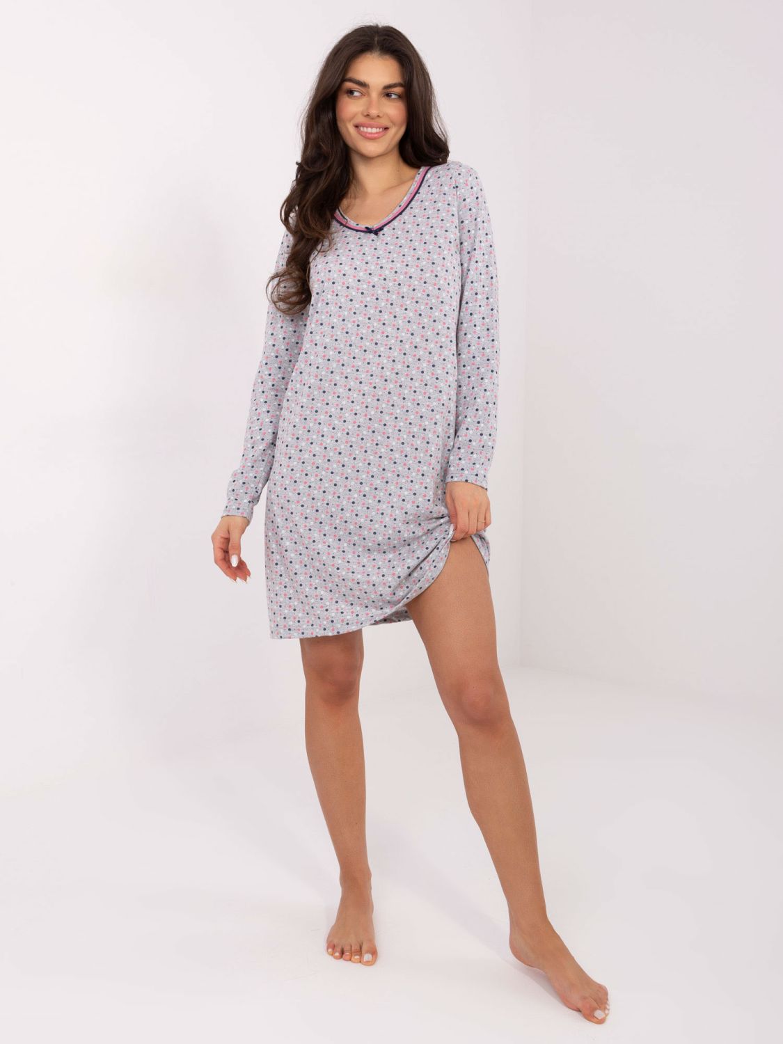 Dámská šedá noční košile s dlouhým rukávem a mašličkou