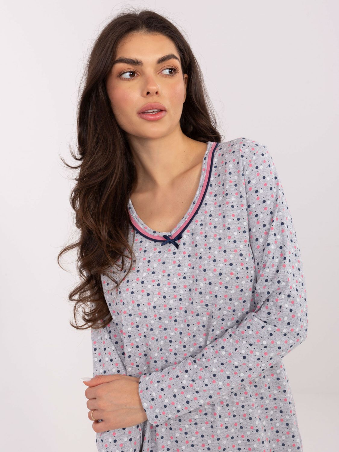 Dámská šedá noční košile s dlouhým rukávem a mašličkou