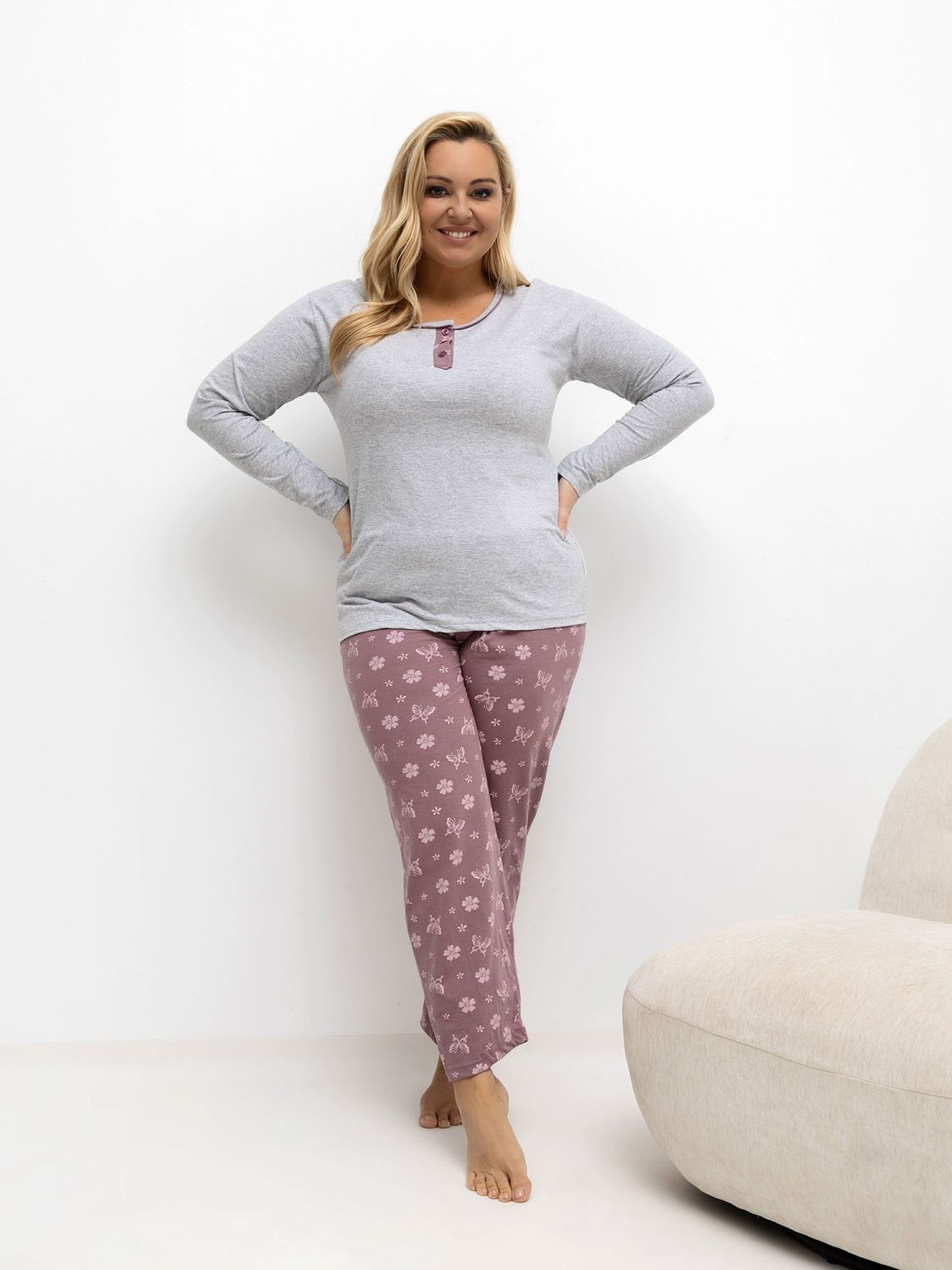 Dámské šedé pyžamo s květinovým potiskem