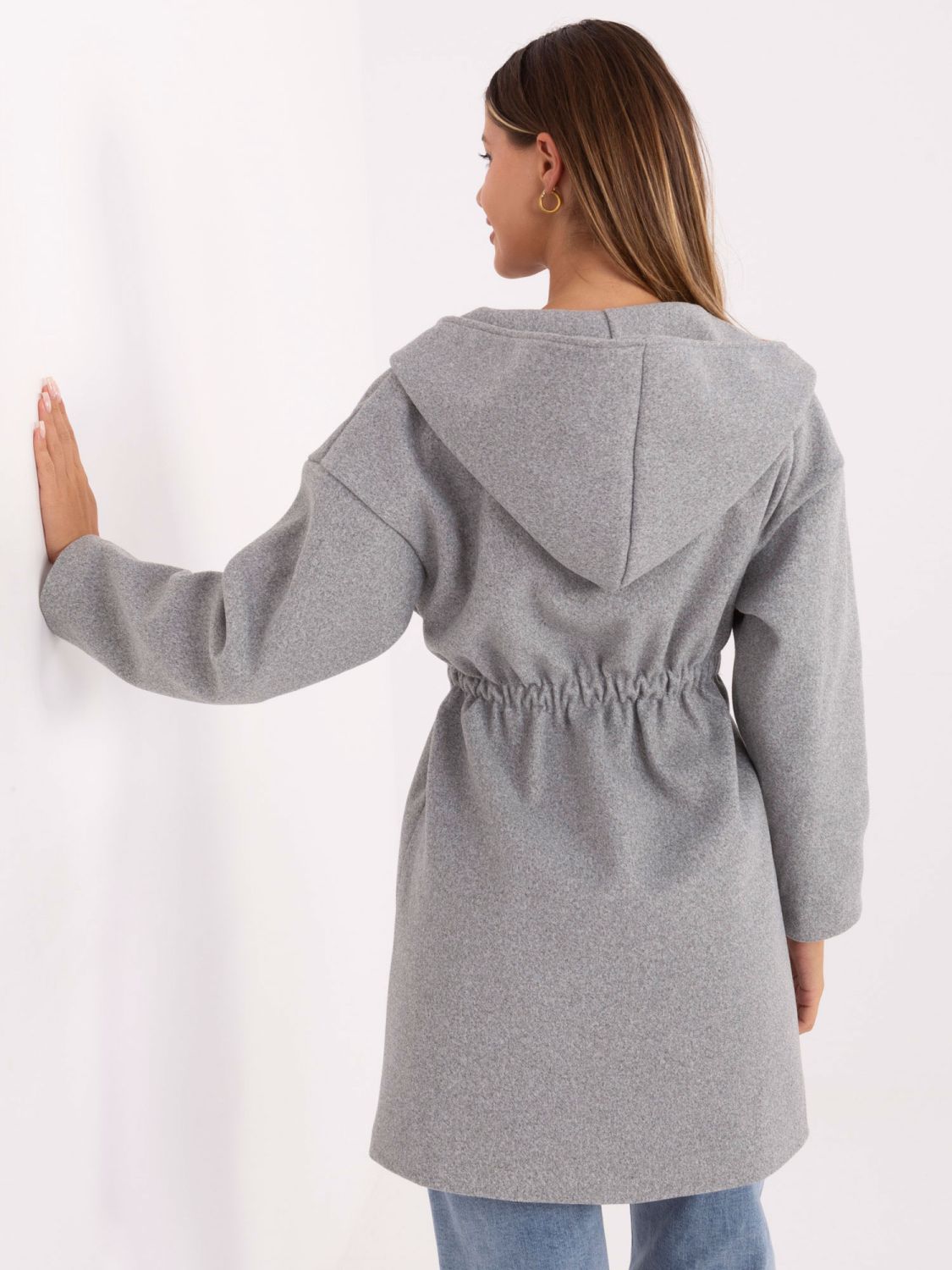 Stylový šedý přechodný kabát s kapucí a páskem