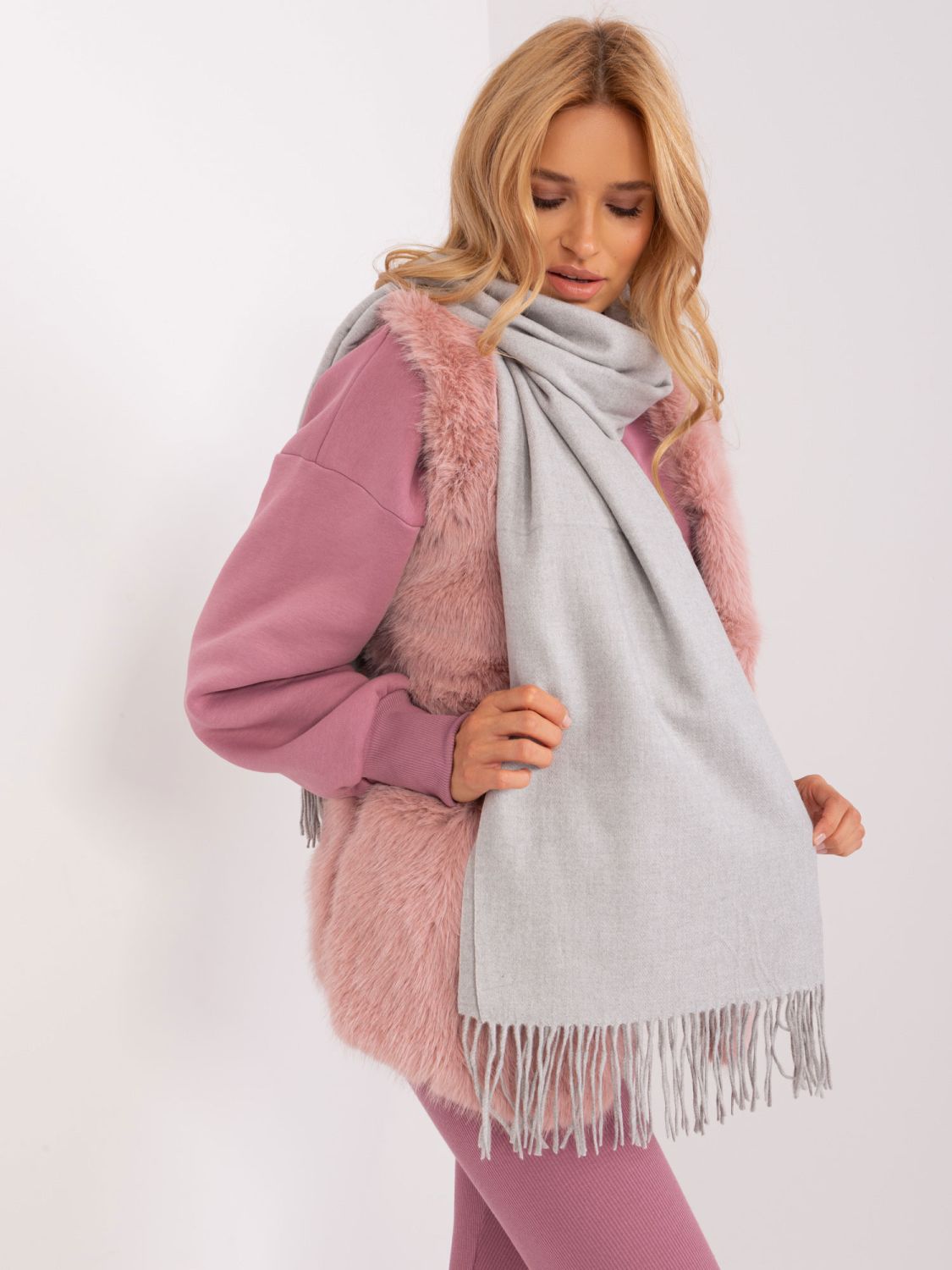 Šedá dámska šála z pleteniny