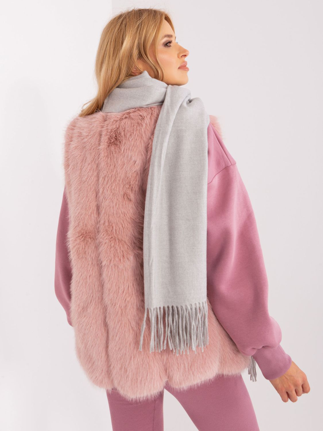 Šedá dámska šála z pleteniny