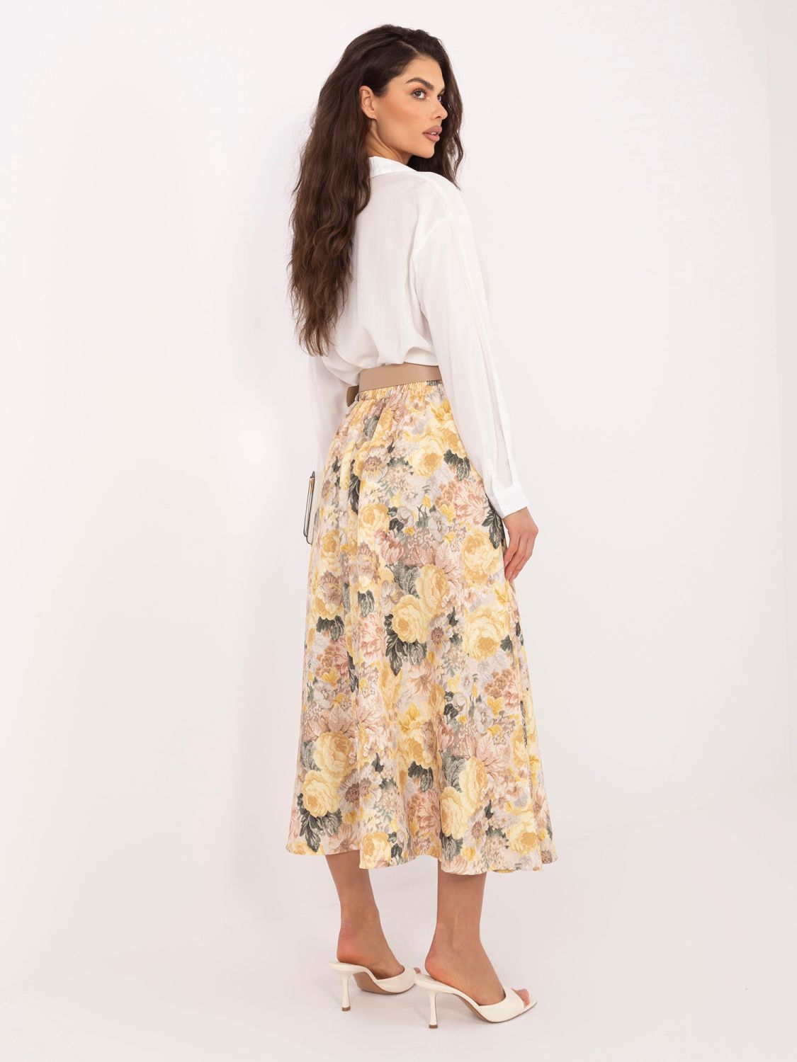 Žlutá midi sukně s květinovým vzorem a páskem