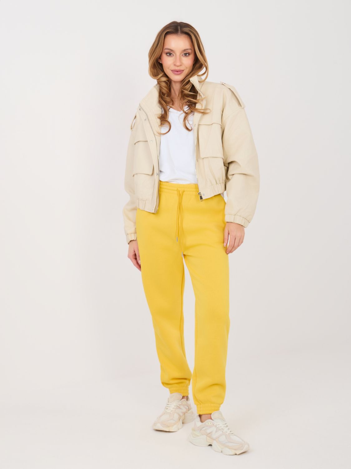 Žluté teplákové kalhoty s vysokým pasem a kapsami