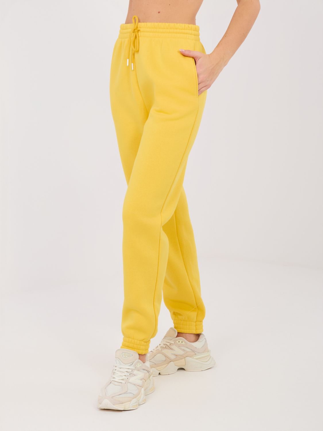 Žluté teplákové kalhoty s vysokým pasem a kapsami