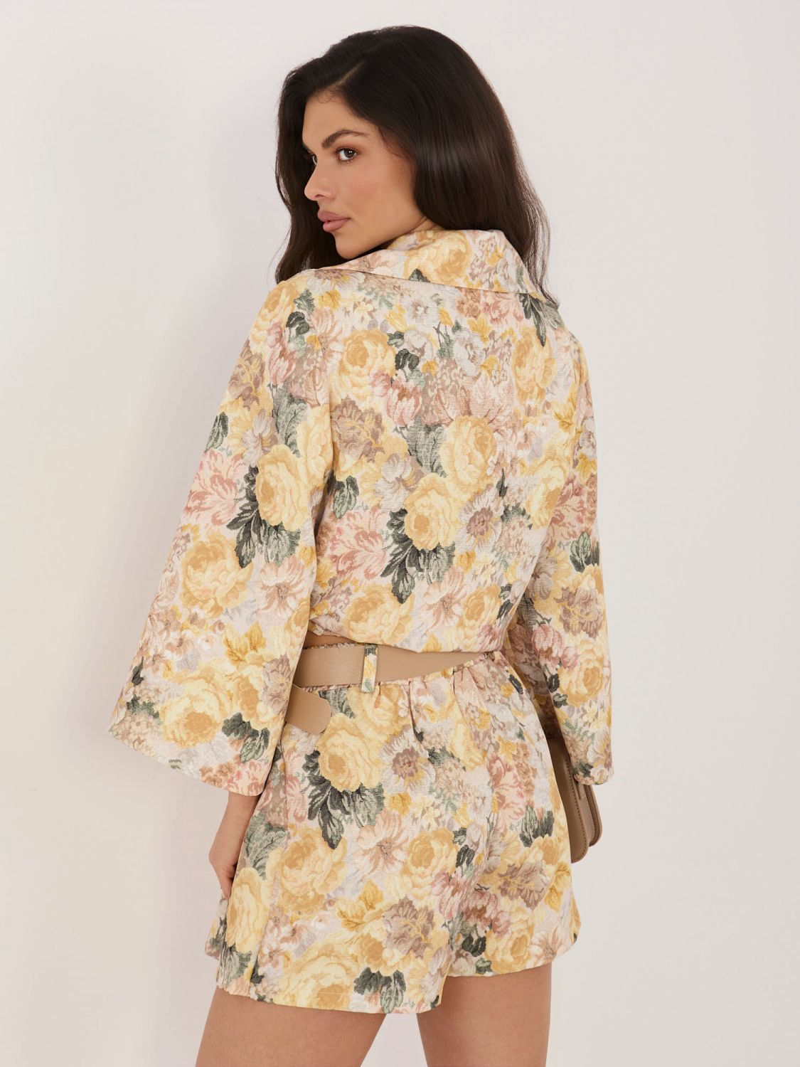 Žluté květované šortky se širokými kalhotami a páskem