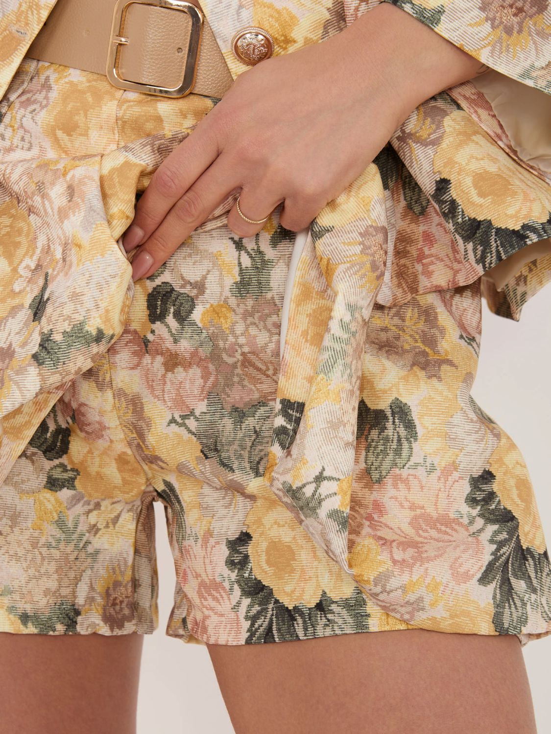 Žluté květované šortky se širokými kalhotami a páskem