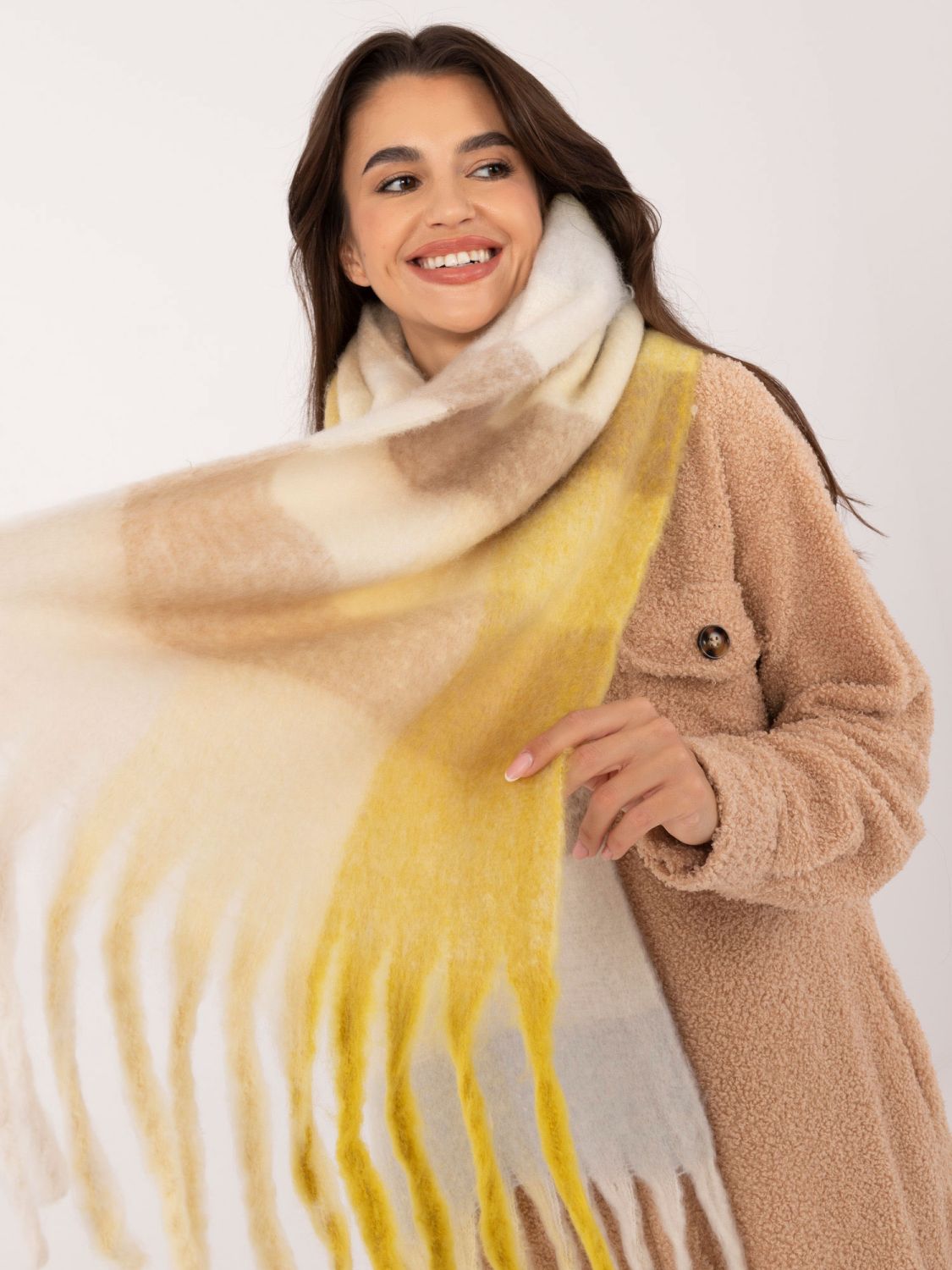 Elegantní žlutá šála s kostkovaným vzorem