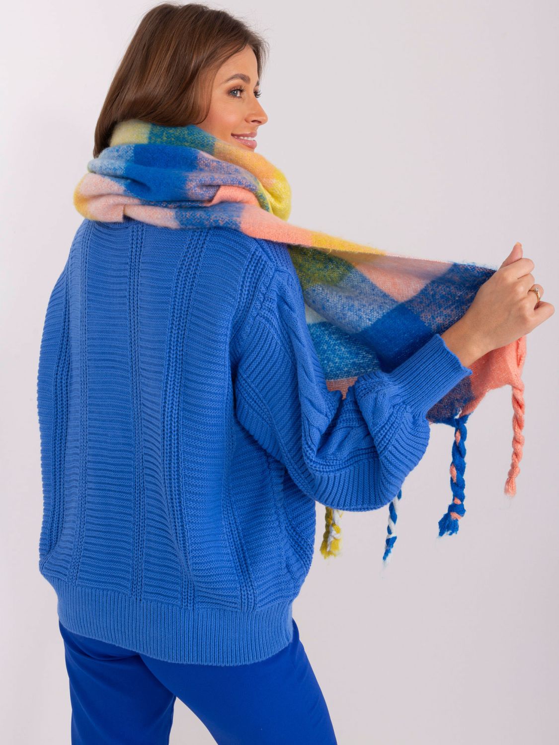 Světle žlutá šála s třásněmi