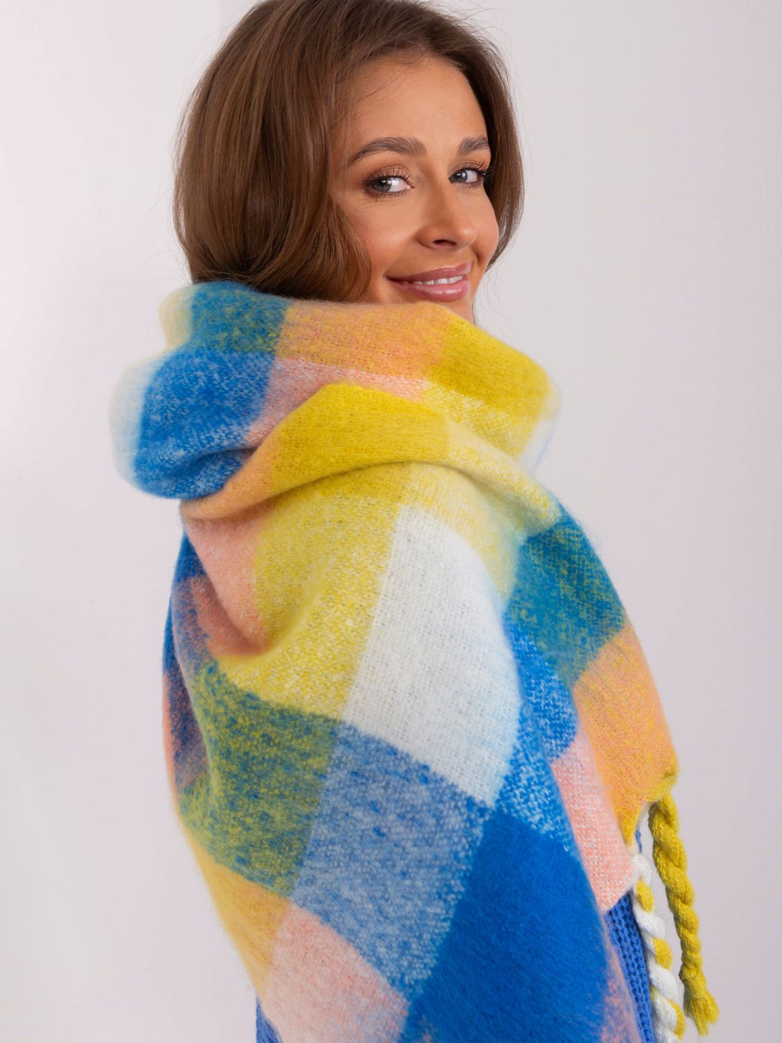 Světle žlutá šála s třásněmi