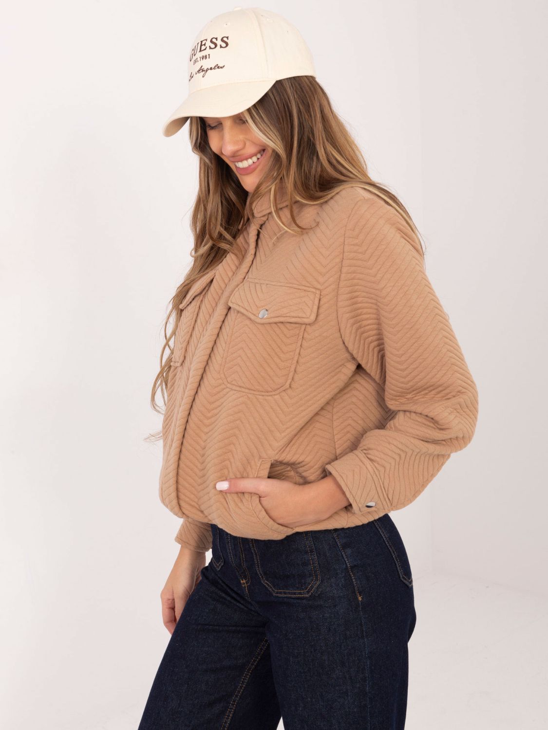 Stylová přechodná bunda v camel barvě