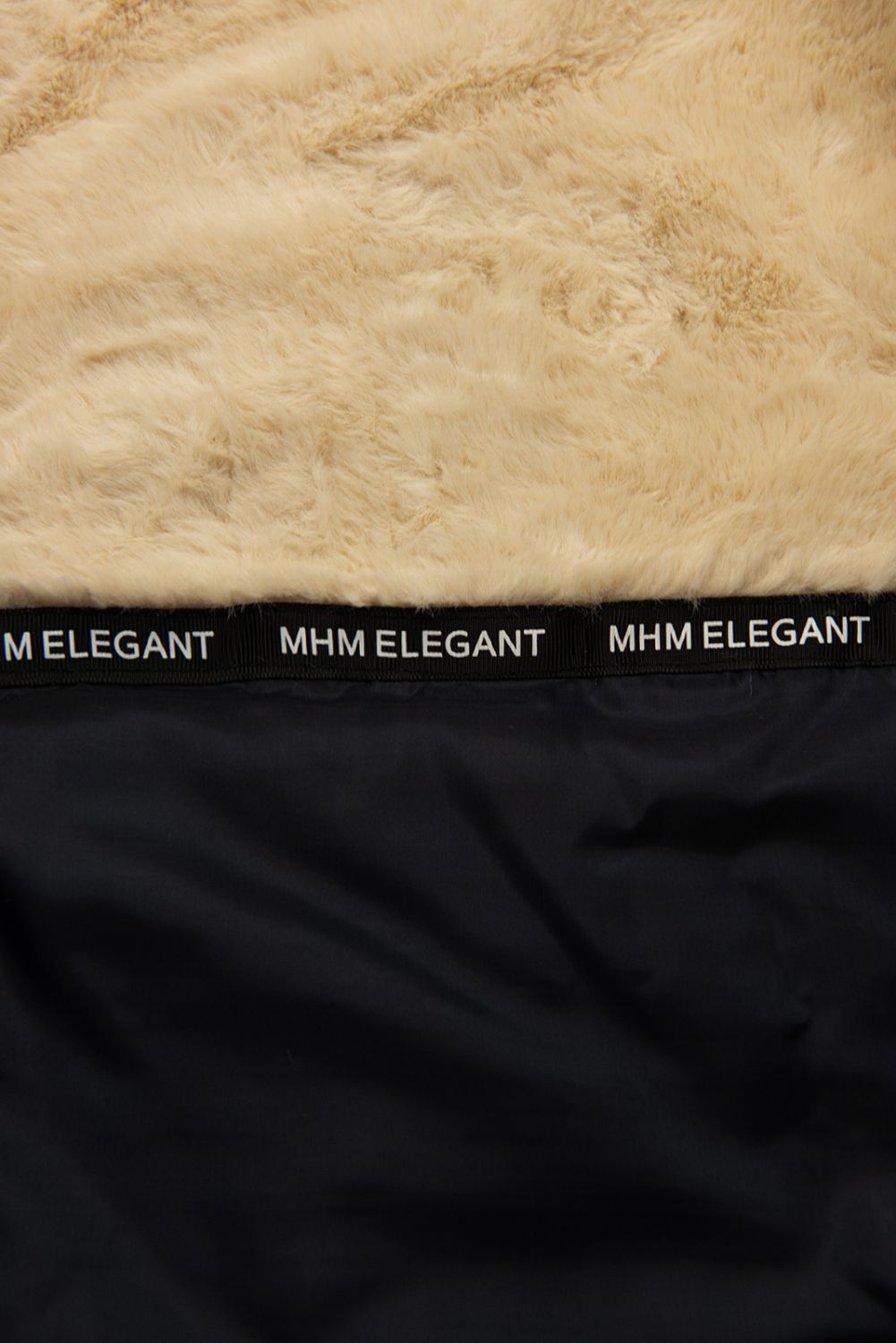 Tmavě modrá parka na zimu s béžovým futrem