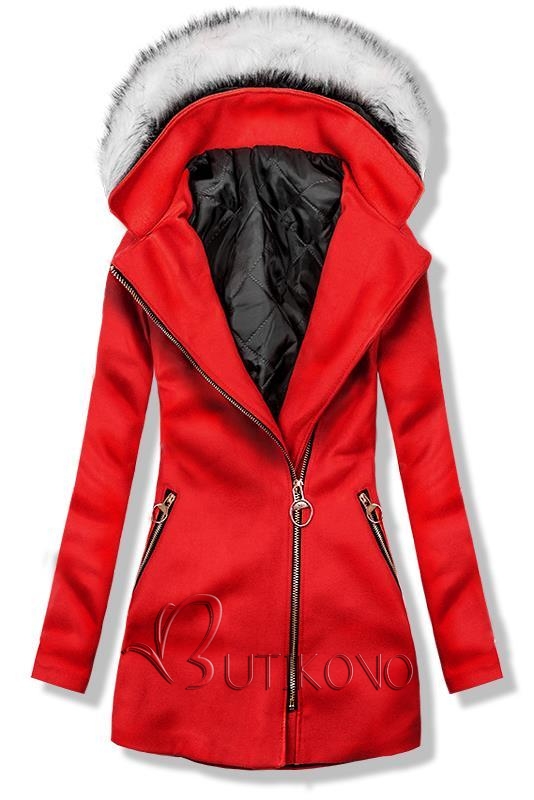 Červený kabát s kapucí