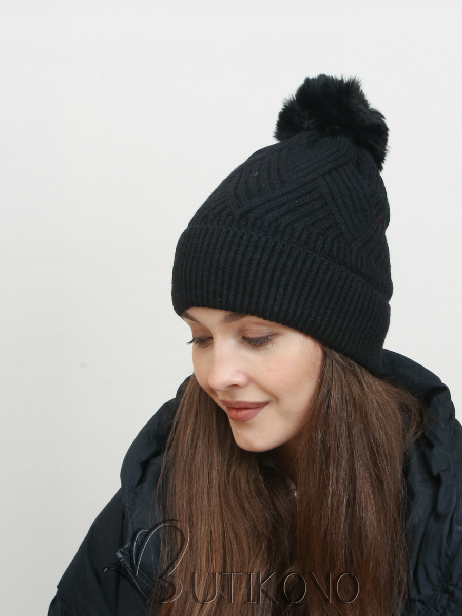 Zimní pletená čepice v černé barvě