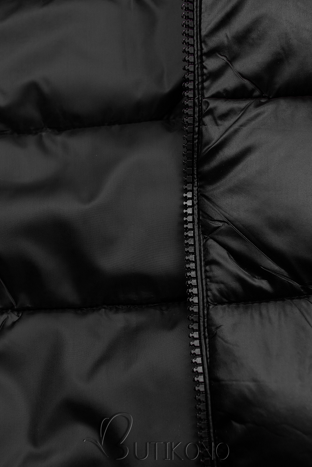 Černá přechodná bunda s kapucí a kožešinou
