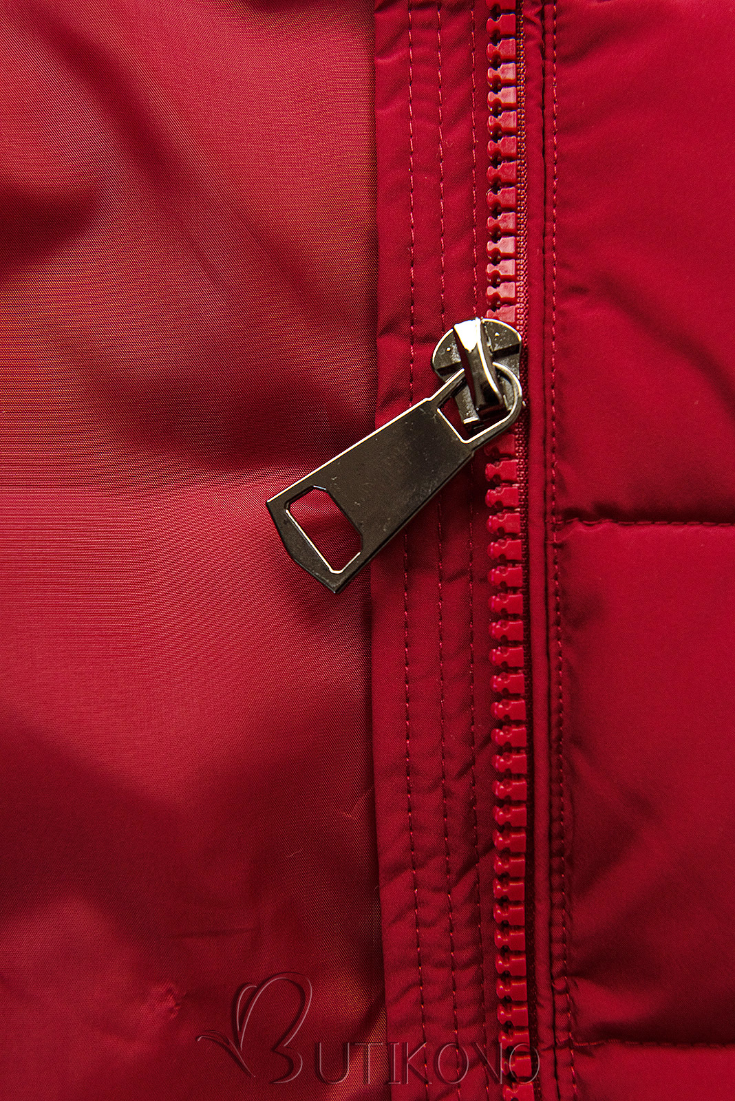 Vínově červená prošívaná zimní bunda s kožešinou