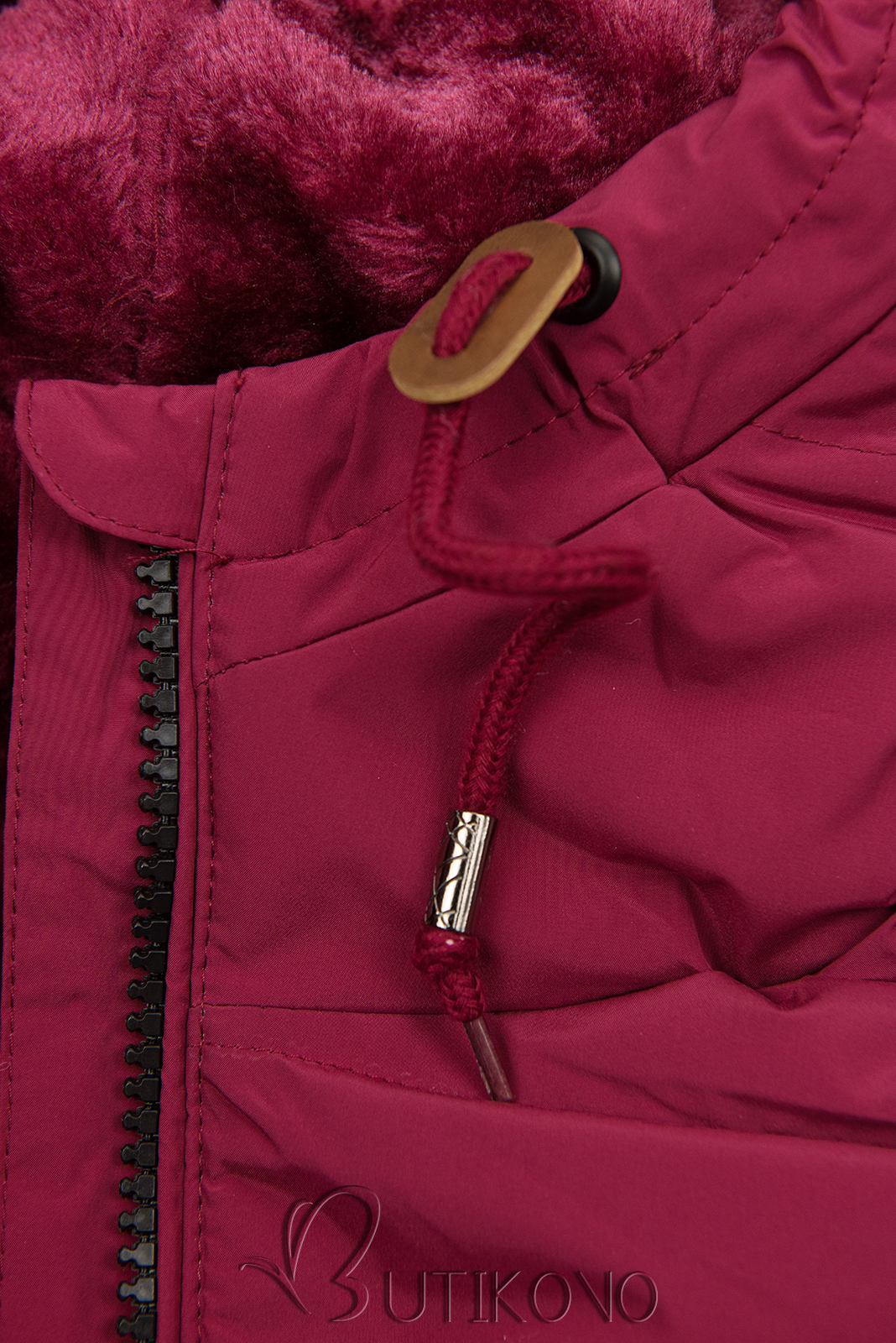 Vínově červená zimní prošívaná bunda s kapucí