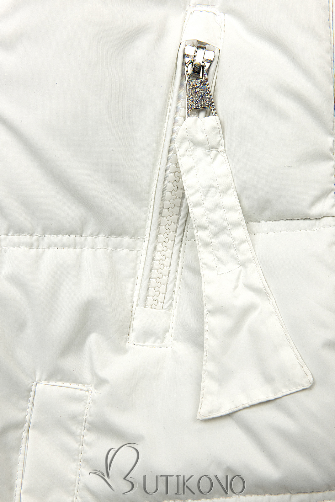 Přechodná bílá bunda s kapucí