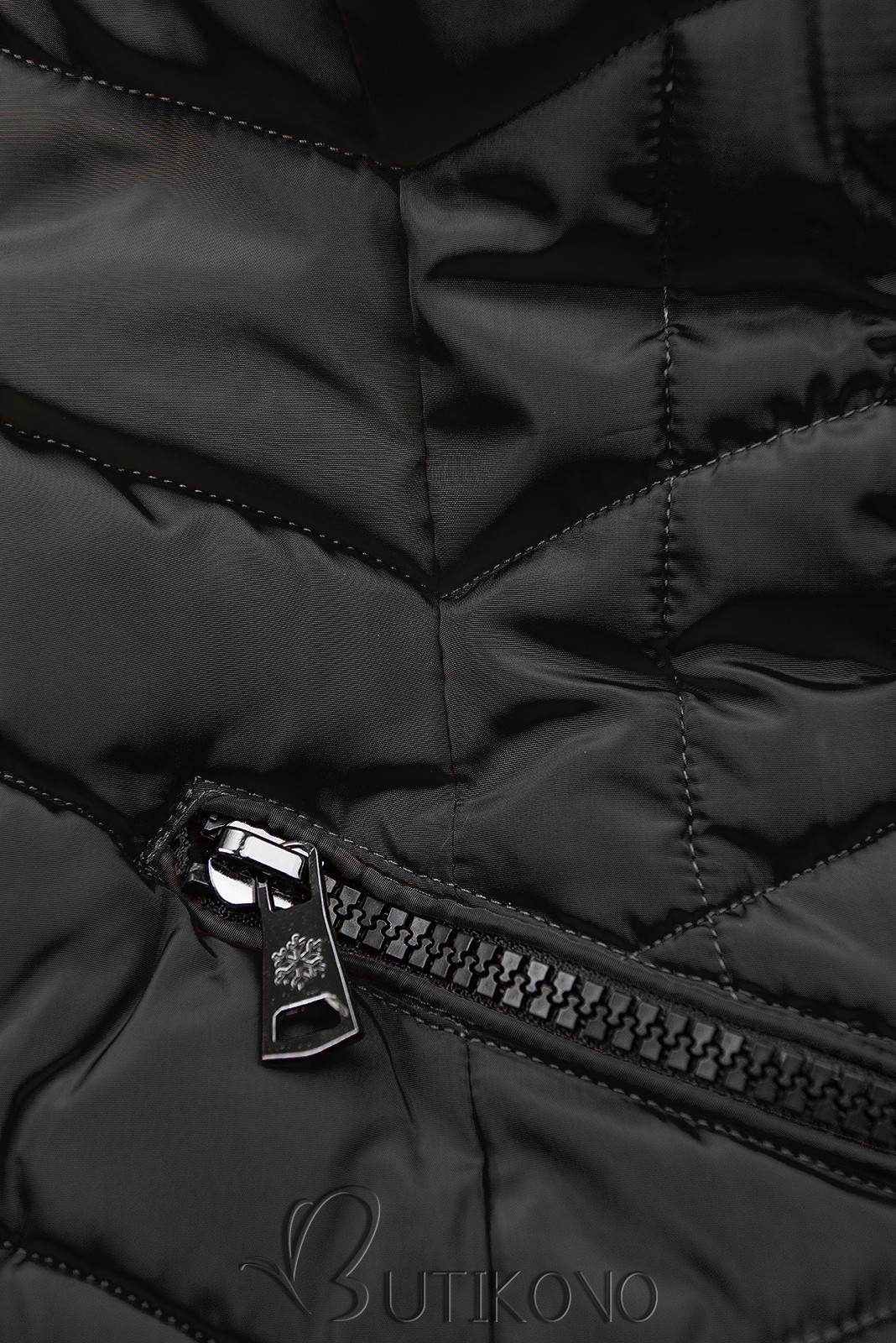 Černá zimní prošívaná bunda s nepravou kožešinou