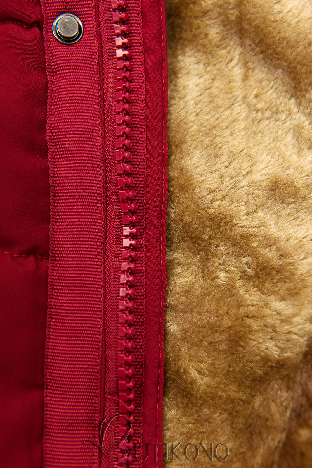 Červená prošívaná zimní bunda s kapucí