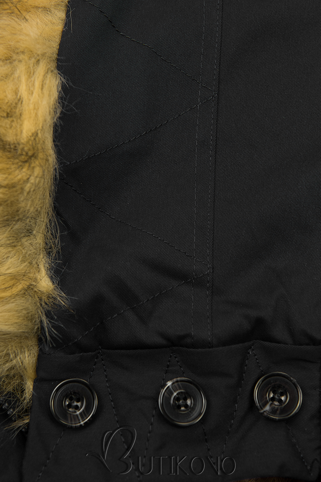 Černá zimní bunda s vysokým límcem a kožešinou
