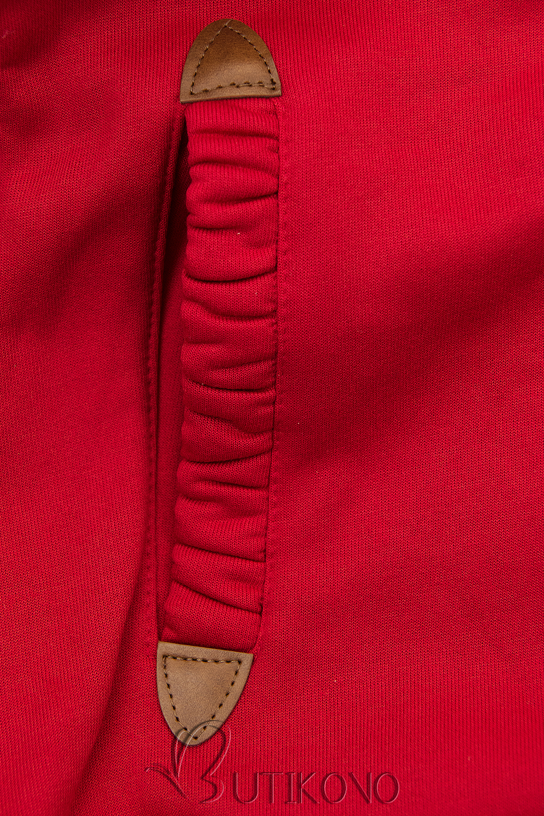 Červená mikina s barevnou podšívkou v kapuci