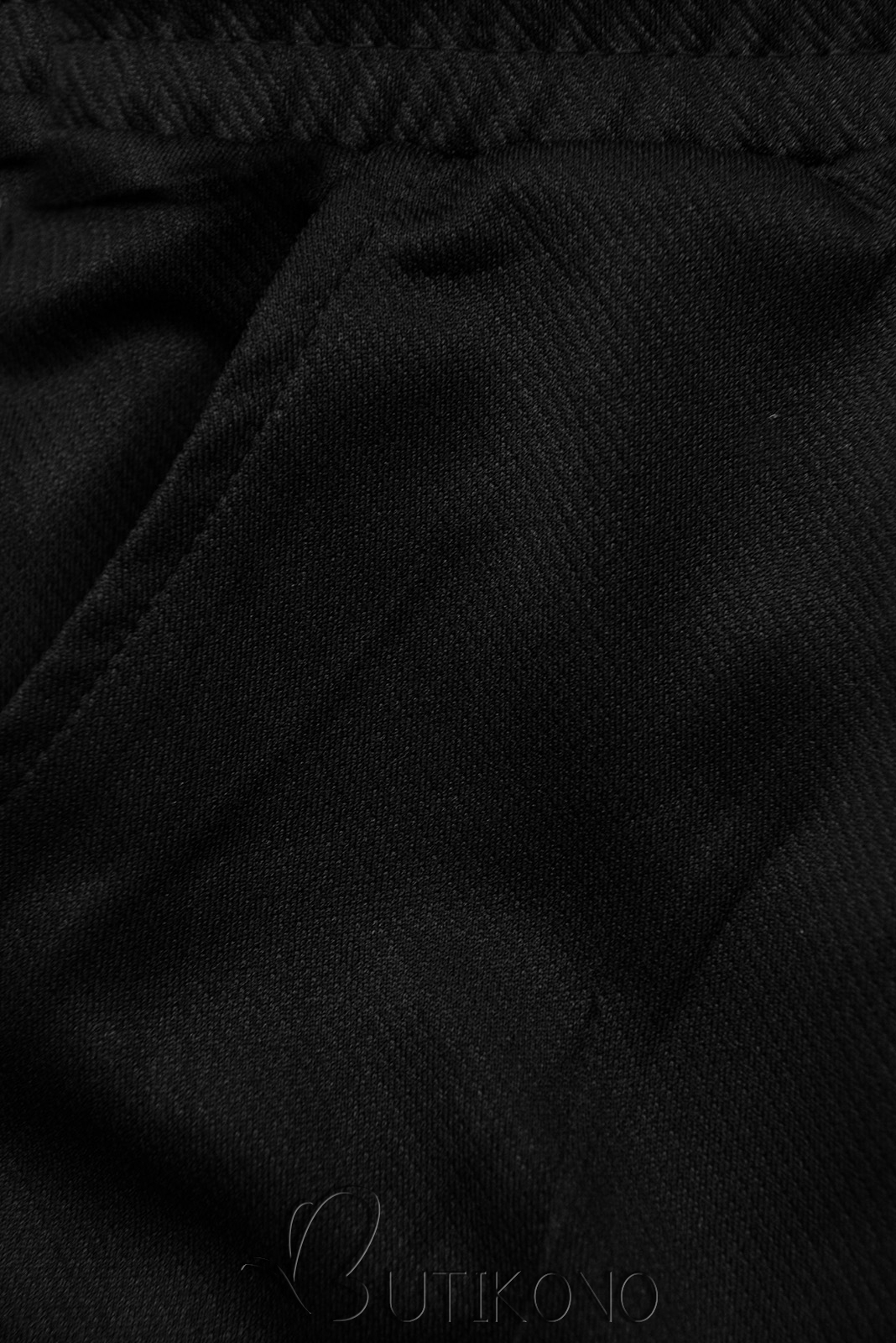 Černé sportovní kalhoty s kapsami