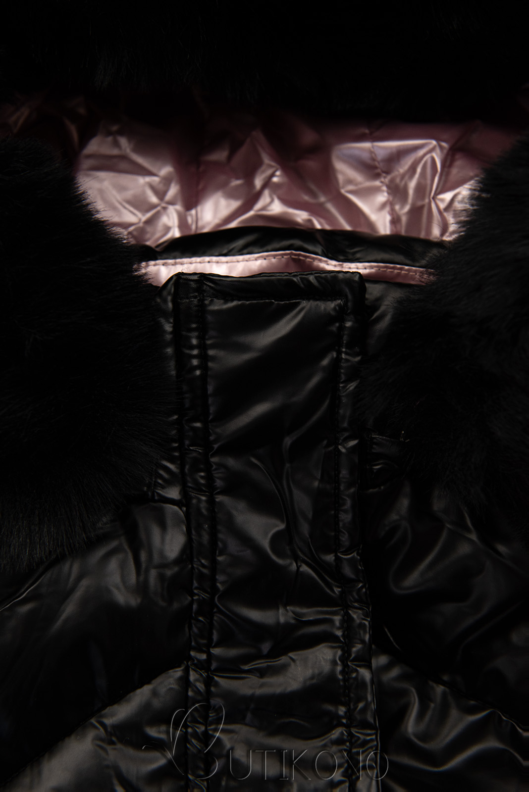 Černá dívčí lesklá zimní bunda