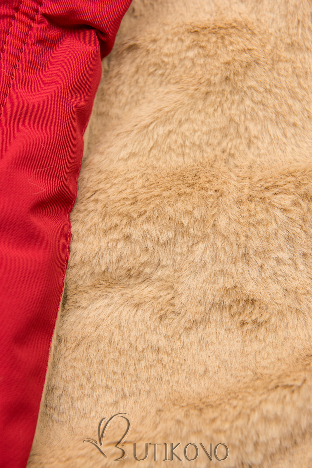 Červená parka na zimu s béžovým futrem