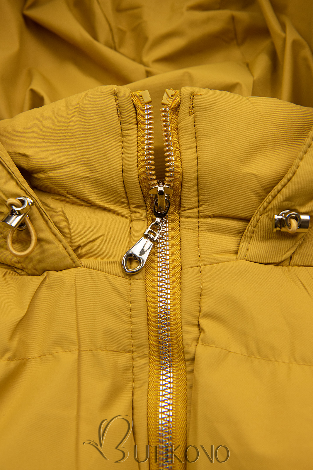 Žlutá prošívaná vesta s kapucí