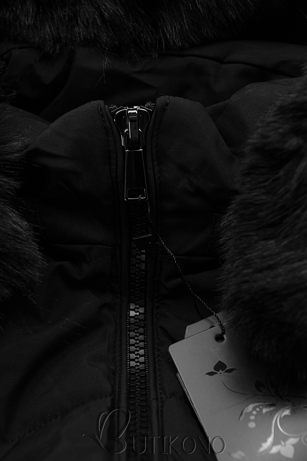Černá prošívaná bunda s kapucí a kožešinou