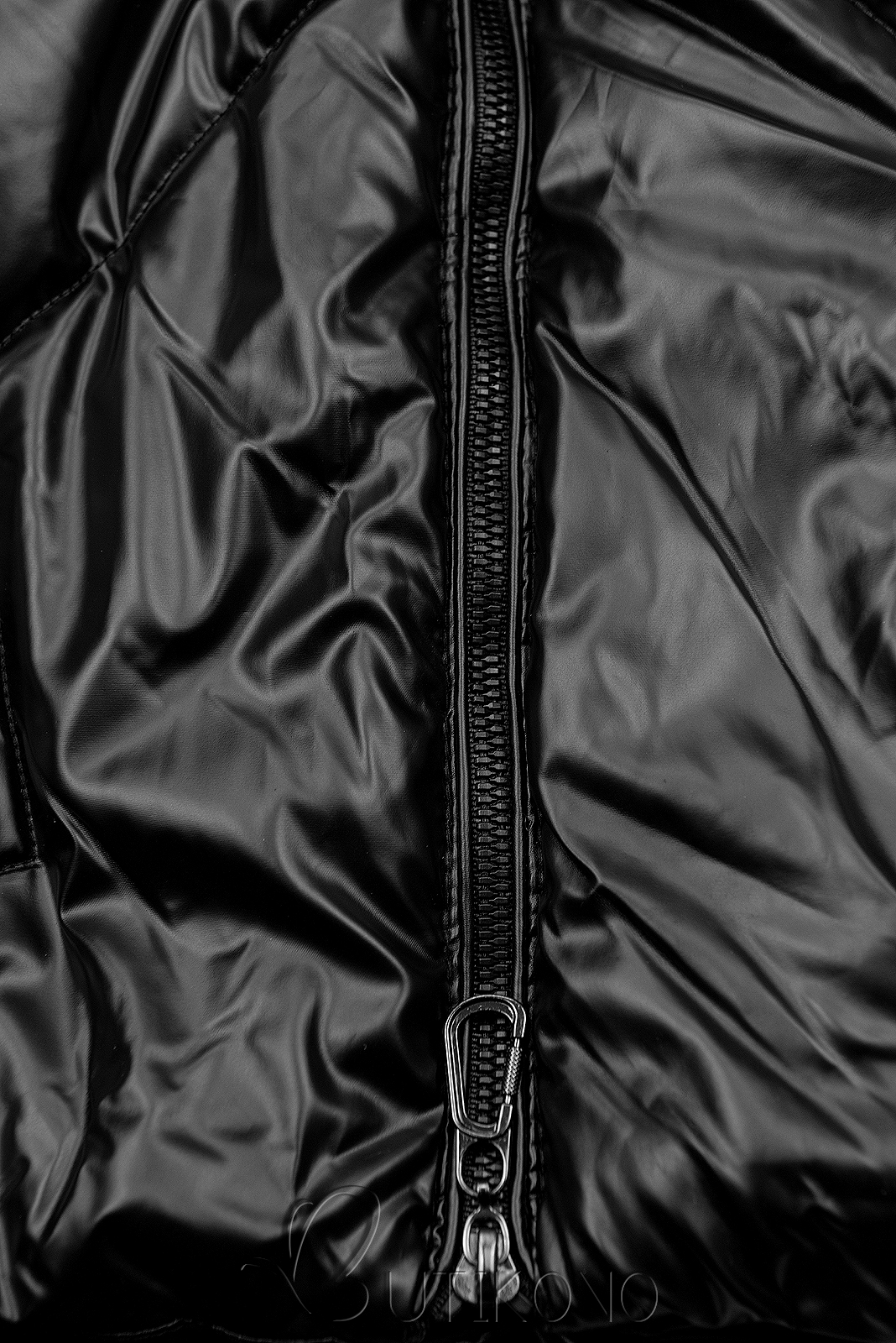 Černá lesklá zimní bunda