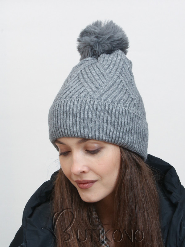 Zimní pletená čepice v šedé barvě