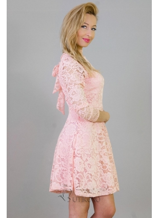 Růžové krajkové šaty